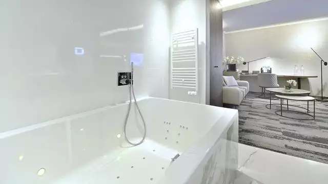 Soggiorno di lusso in Suite Junior con vasca idromassaggio con mezza pensione inclusa