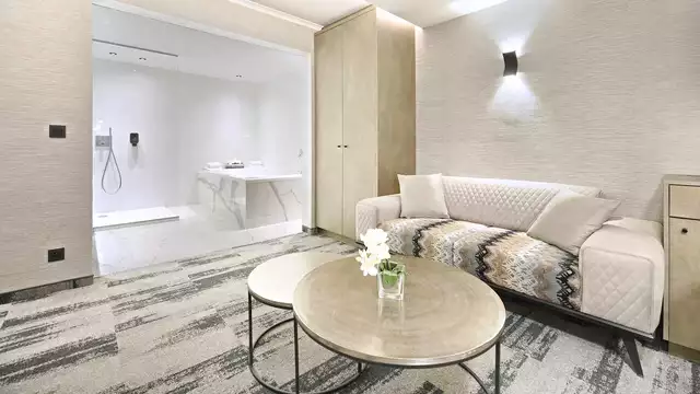 Séjour luxueux avec bouteille de vin pétillant dans la Suite Executive à Charleroi