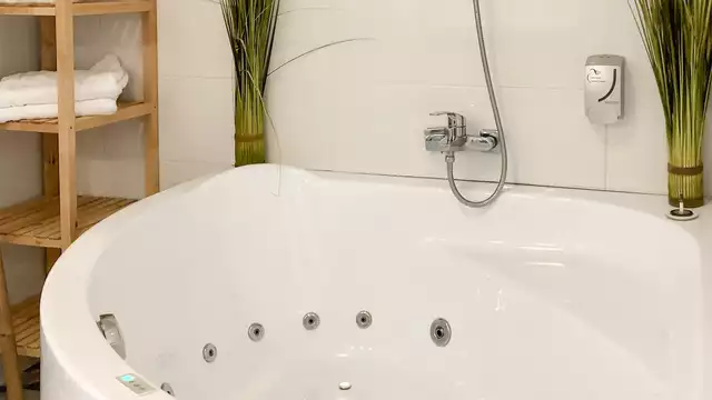 Escapada al corazón del recinto amurallado de Aigues-Mortes con acceso privado al spa