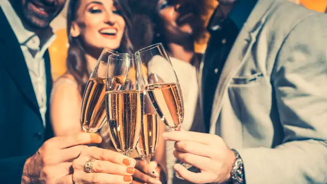 Veglione frizzante a 1 ora da Avignone: cena e serata di festa
