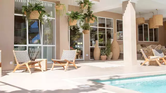Viaja en pareja a un hotel boutique con piscina exterior de agua salada en Lloret de Mar