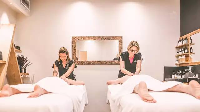Parenthèse romantique et relaxante dans le Vaucluse avec pétales de rose et massage