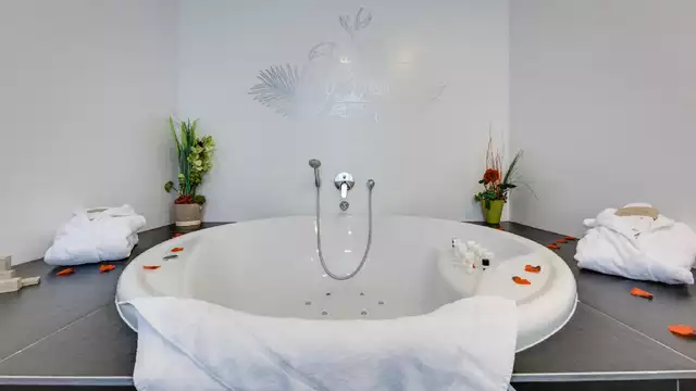 Séjour VIP de rêve à Verviers avec jacuzzi privé en suite nuptiale, dîner et massage inclus