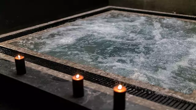 Escapada romántica con jacuzzi y champán cerca de Arlés