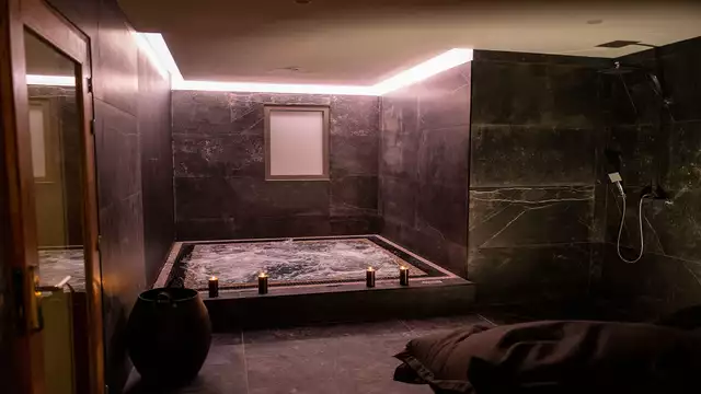 Escapada romántica con jacuzzi y champán cerca de Arlés