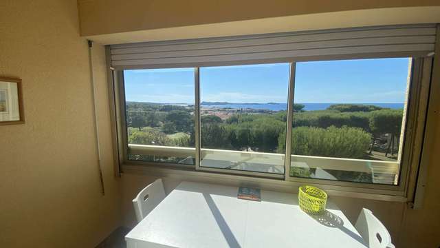 Appartement front de mer dans domaine avec piscine et tennis
