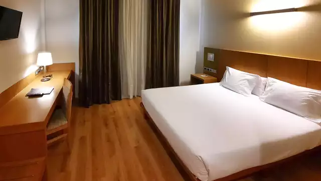 Promo : Découvrez Gijón avec cava et truffes dans la chambre avec parking inclus