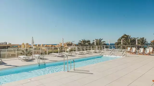 Escapada en habitación con terraza con cóctel y comida snack frente al Mediterráneo, en Benalmádena