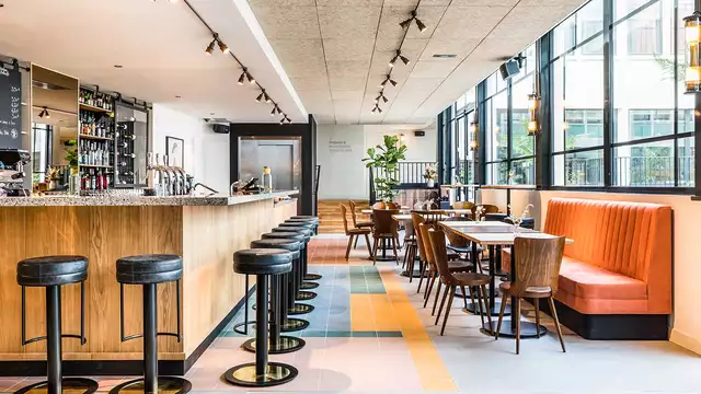 Romanticismo en un hotel de diseño en París, con champán, bombones y salida tardía