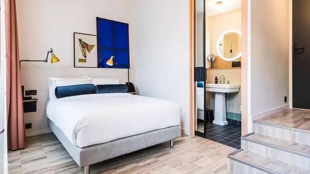 Romanticismo en un hotel de diseño en París, con champán, bombones y salida tardía