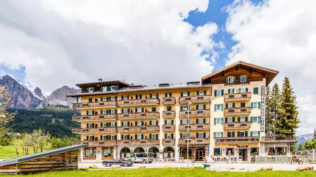 Romance et bien-être à Cortina d'Ampezzo dans une chambre avec sauna privé et dîner