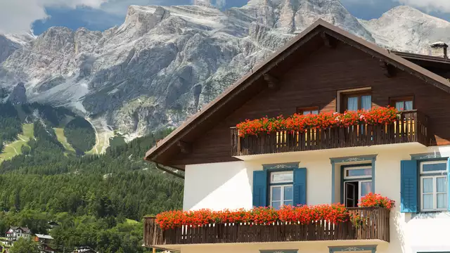 Romance et bien-être à Cortina d'Ampezzo dans une chambre avec sauna privé et dîner