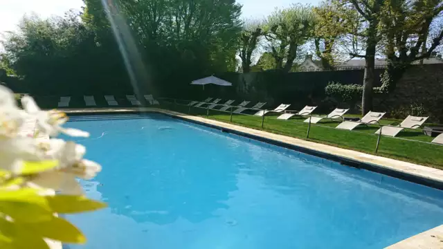 Escapada en el corazón de los castillos del Loira con piscina climatizada y botella de vino incluida