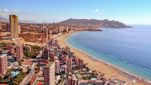 Disfruta de Benidorm en un hotel con piscina y pensión completa