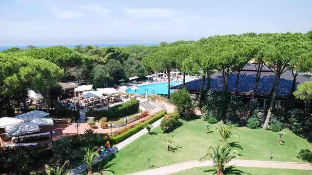 Exclusief verblijf voor maximaal 4 personen in een Junior Suite met uitzicht op de Toscaanse kust