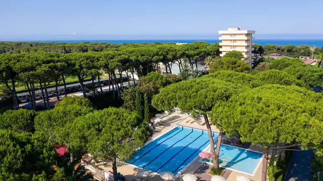 Exclusief verblijf voor maximaal 4 personen in een Junior Suite met uitzicht op de Toscaanse kust