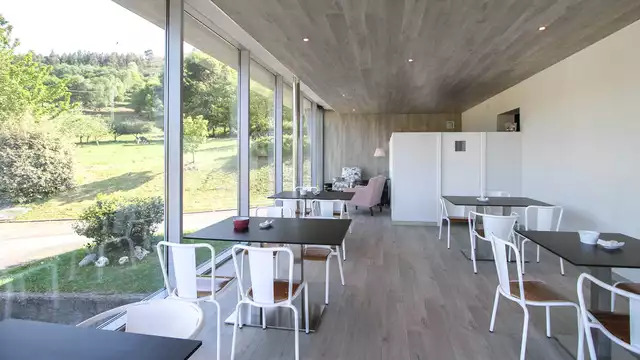 Desconecta con tu pareja en un ambiente rural en Nueva de Llanes con cena y botella de cava