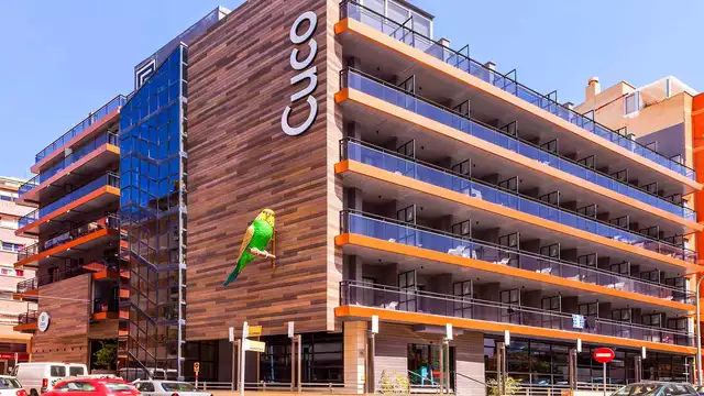Détente dans un hôtel avec piscine à Benidorm avec pension complète