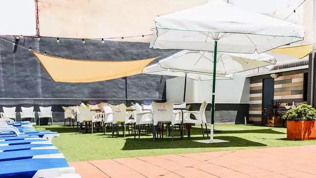 Détente dans un hôtel avec piscine à Benidorm avec pension complète