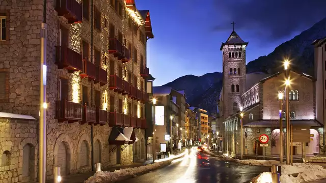 Relax en Andorra La Vella con acceso a Caldea, desayuno, botella de cava y salida tardía