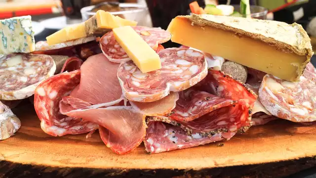 Escapade romantique avec dîner traditionnel, verre de cava et chocolats à Gren