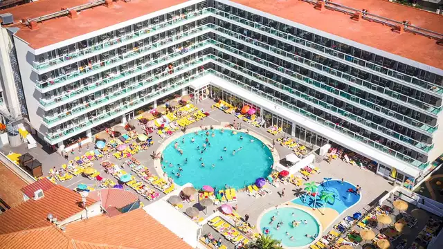 Visitez Salou avec Séjour Tout Inclus : Petit-Déjeuner, Accès à la Zone Splash