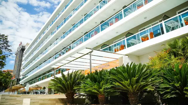 Visitez Salou avec Séjour Tout Inclus : Petit-Déjeuner, Accès à la Zone Splash