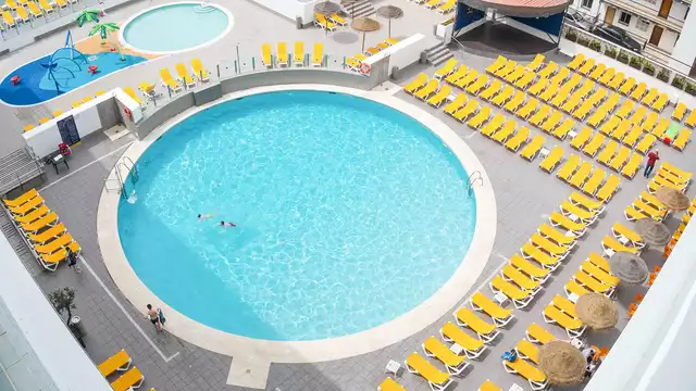 Visitez Salou avec Séjour Tout Inclus : Petit-Déjeuner, Accès à la Zone Splash