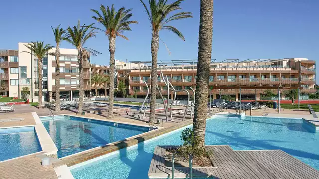 Demi-pension en famille en chambre triple sur la Costa Dorada