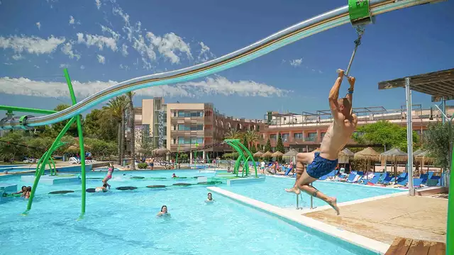 Demi-pension en famille en chambre triple sur la Costa Dorada
