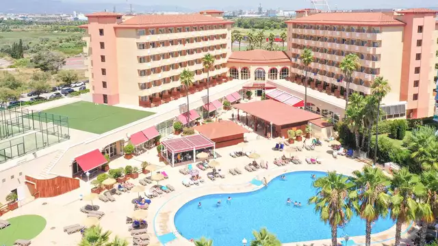 Été 2026 à La Pineda en famille (2 adultes et 1 enfant) avec pension complète à la plage