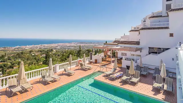 Vakantie met zicht op zee in Mijas, met fles wijn en toegang tot de spa