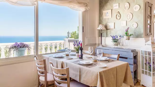 Vakantie met zicht op zee in Mijas, met fles wijn en toegang tot de spa