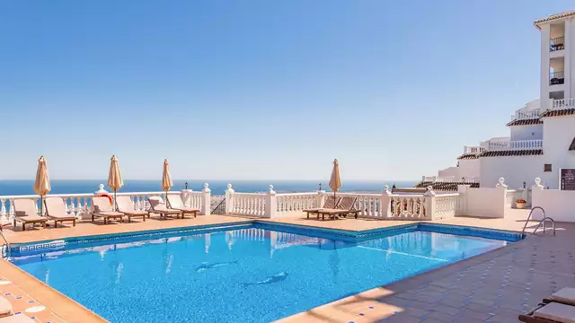 Vakantie met zicht op zee in Mijas, met fles wijn en toegang tot de spa