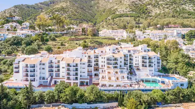 Vakantie met zicht op zee in Mijas, met fles wijn en toegang tot de spa