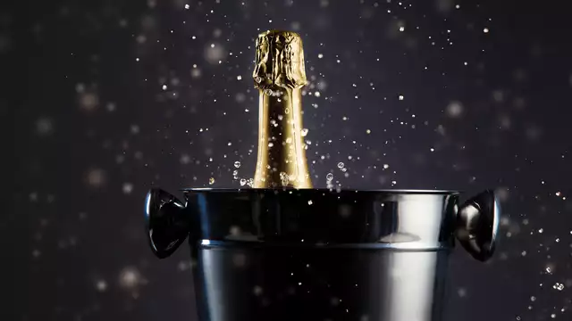 Romantisch weekendje voor twee in Normandië met een fles champagne