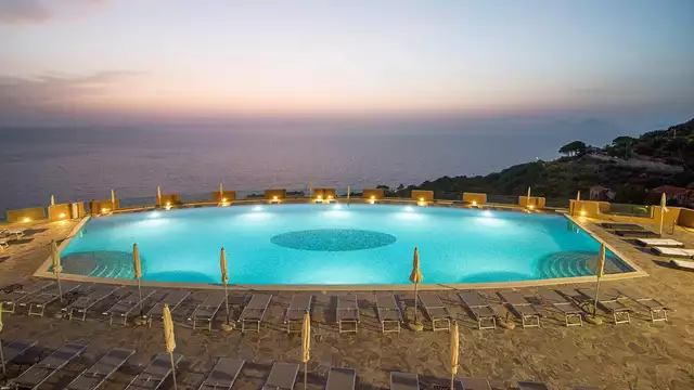 Vacanza in famiglia sulla costa nord della Sicilia in camera quadrupla e colazione inclusa