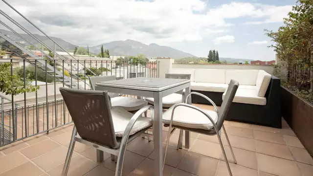 Escapada rural en Tortellà con cena en la pizzería incluida en habitación superior