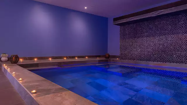 Romantisch uitje in Bordeaux met champagne, spa en rozenblaadjes