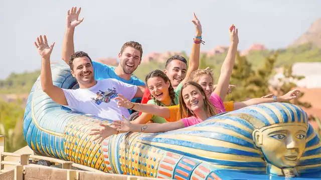 Fuga completa ad Alicante con cena inclusa e biglietti per Terra Mítica