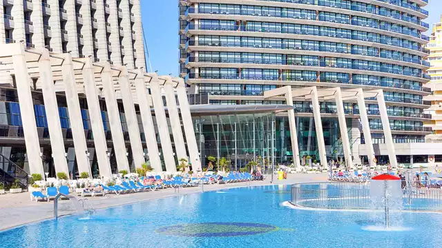 Fuga con un bambino a Benidorm, con mezza pensione inclusa