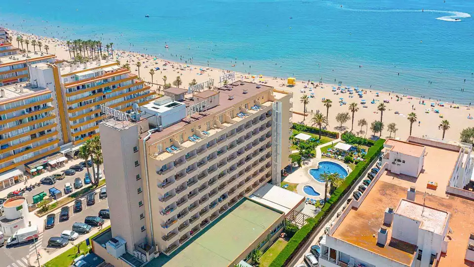Sol playa y pension completa con vistas laterales al mar en Roses