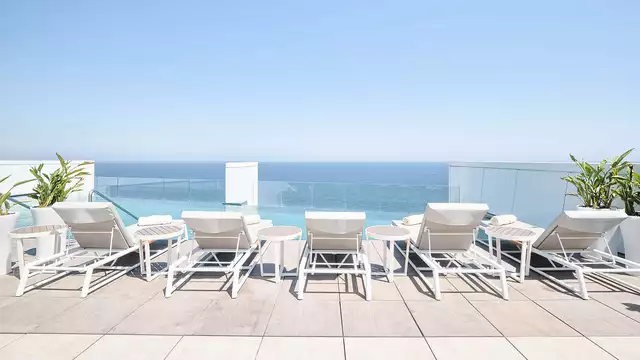 Escapada romántica con lujosas vistas al puerto muy cerca de Barcelona