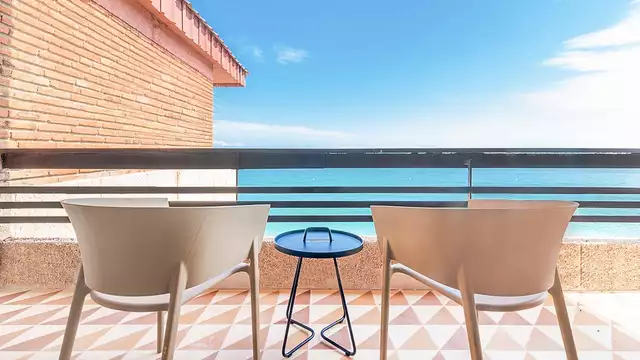 Disfruta de una habitación superior en primera línea de playa en Calafell