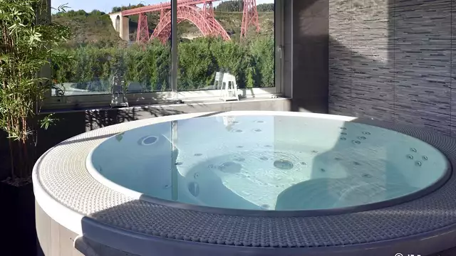 Vive un verdadero momento de relajación en Auvernia, con acceso al spa