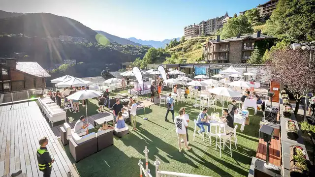 Visitez Andorre en famille avec le petit-déjeuner et de nombreux autres services dans un hôtel 4*