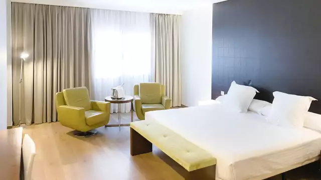 Escapada romántica en habitación superior con botella de cava y parking a menos de 2 horas de Madrid