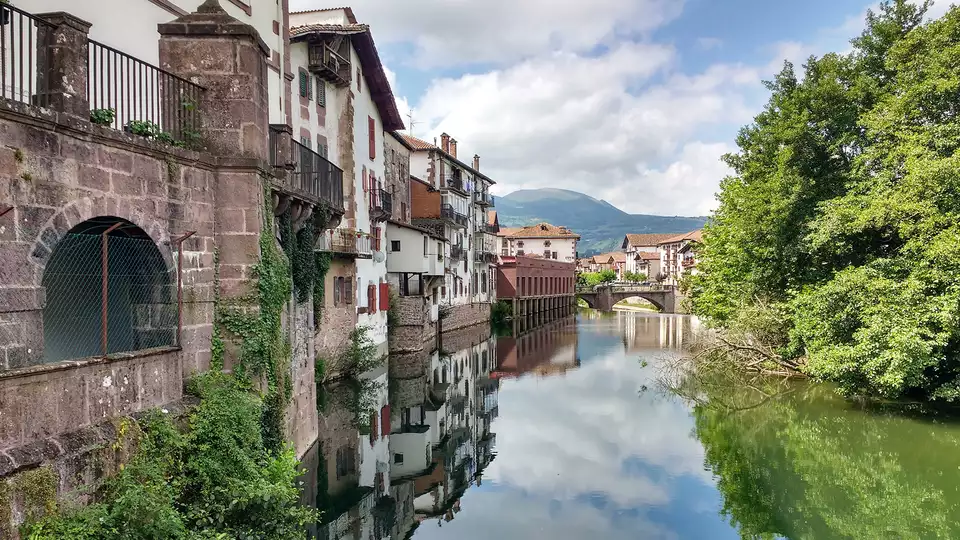 Scopri Navarra con cena e visita a un caseificio