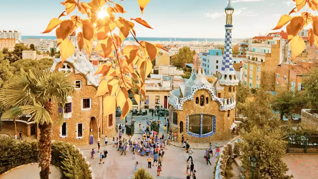 Ontdek het mooiste Barcelona op een kamer met zeezicht in een hotel met zwembad op het dak