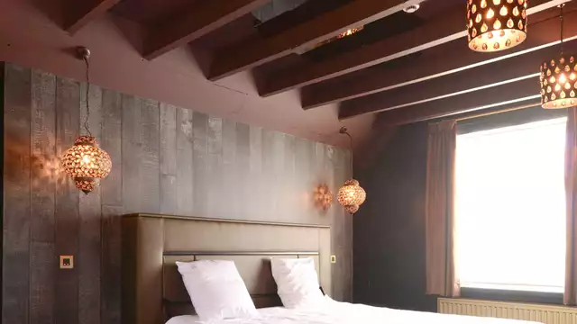 Profitez sensuellement l'un de l'autre dans un hôtel de luxe